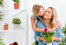 Quem ama cuida: como fazer o presente de Dia das Mães tornar-se algo mais duradouro