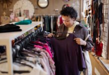 Cresce o número de adeptos ao mercado de roupas e itens de segunda mão
