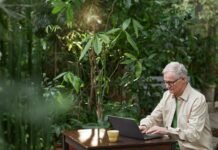 Tecnologia e envelhecimento: Como os longevos estão se adaptando ao mundo digital