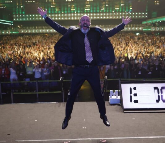 XXVIII Congresso da APROFEM tem palestras de Fabrício Carpinejar, Rossandro Klinjey e Antônia Quintão Cezerilo em seu primeiro dia
