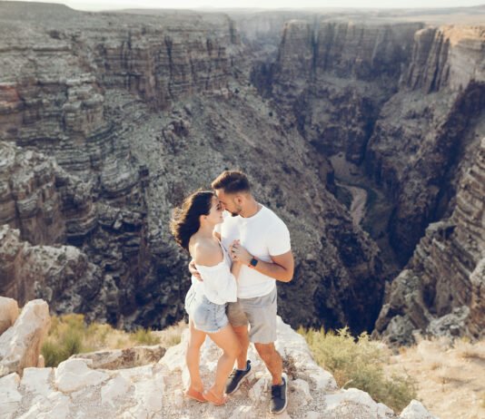 Se a viagem fosse um filme, 46% dos brasileiros escolheriam uma comédia romântica, mostra pesquisa da Booking.com