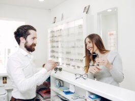 Varejo óptico cresce 10% em setembro de 2025 sobre setembro de 2024