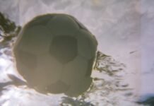 Mostra de arte contemporânea explora luz e sombra na Casa Osten