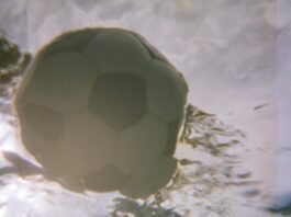 Mostra de arte contemporânea explora luz e sombra na Casa Osten