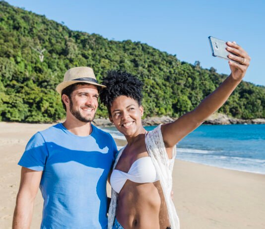 Destinos de praia lideram buscas para o feriado da Consciência Negra, segundo Booking.com