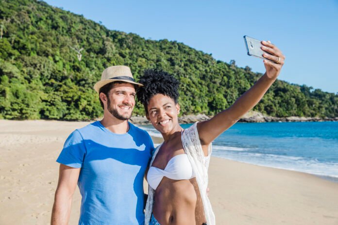 couple-taking-selfie-beach