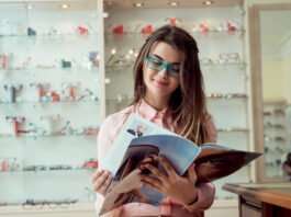 Varejo óptico recua 1% em outubro de 2025 com relação ao mês anterior