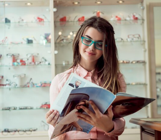 Varejo óptico recua 1% em outubro de 2025 com relação ao mês anterior