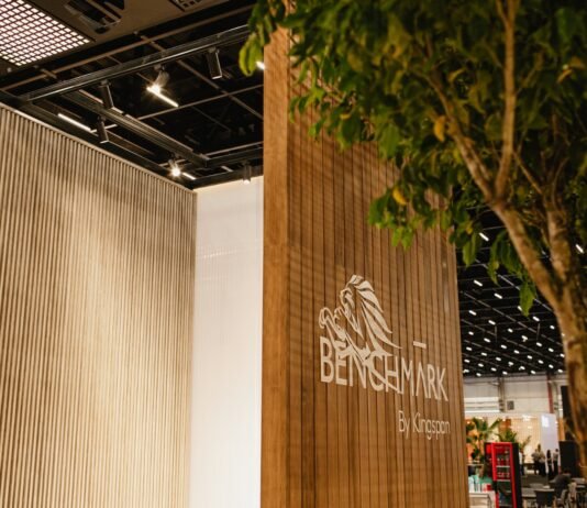 Benchmark By Kingspan mostra evolução das fachadas metálicas que unem tecnologia e liberdade criativa na Expo Revestir 2026