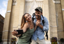 Sete em cada 10 brasileiros veem impacto positivo do turismo, mas apontam desafios de planejamento e investimento local, revela estudo da Booking.com