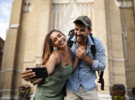 Sete em cada 10 brasileiros veem impacto positivo do turismo, mas apontam desafios de planejamento e investimento local, revela estudo da Booking.com