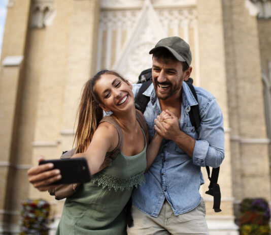 Sete em cada 10 brasileiros veem impacto positivo do turismo, mas apontam desafios de planejamento e investimento local, revela estudo da Booking.com